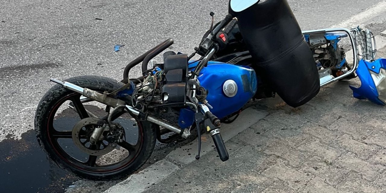 Otomobille çarpışan motosiklet sürücüsü hayatını kaybetti