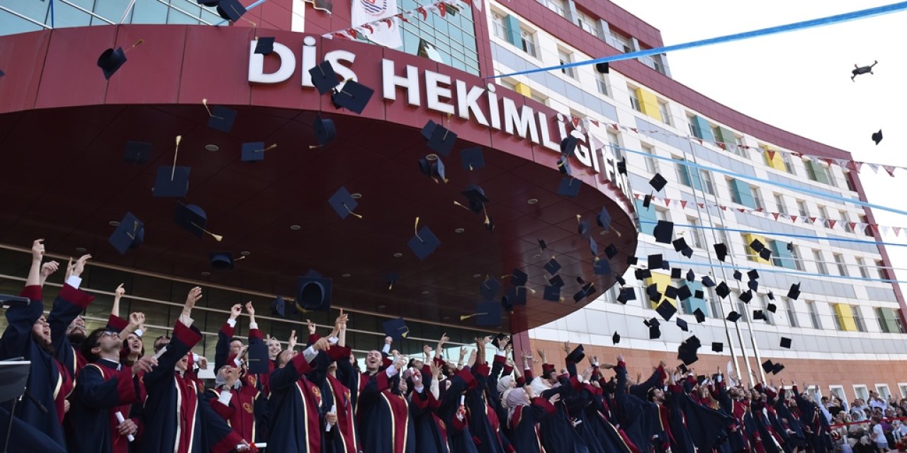 Diş Hekimliği Fakültesinde mezuniyet heyecanı