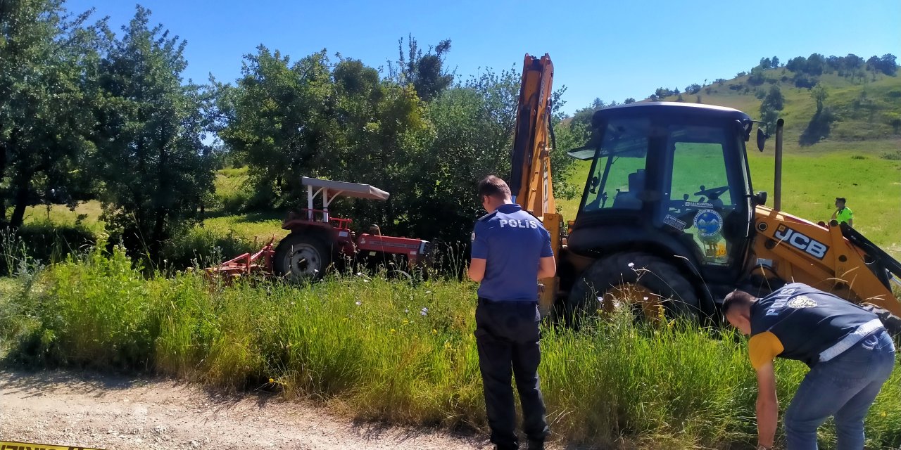 Devrilen traktörün sürücüsü hayatını kaybetti