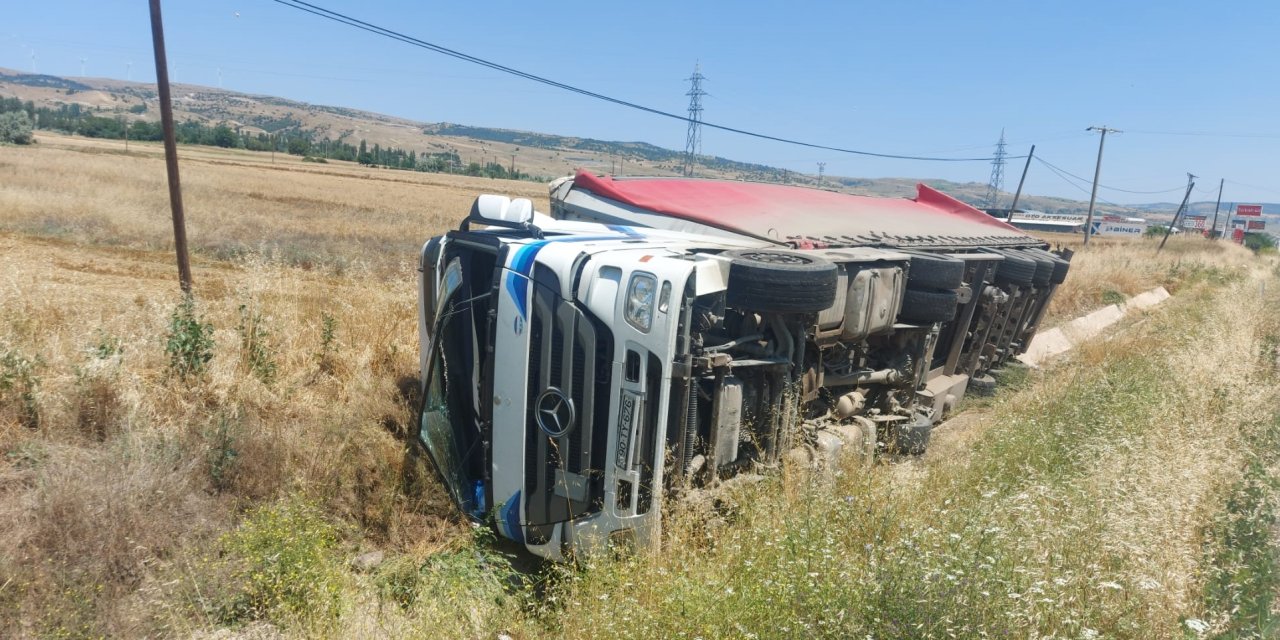 Devrilen tırın sürücüsü yaralandı