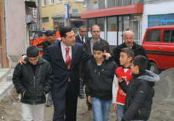 İlkadım, parke döşüyor