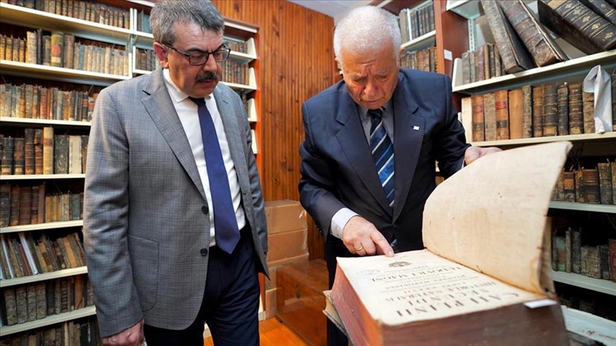 Bakan Tekin, Özel Fener Rum okullarını ziyaret etti