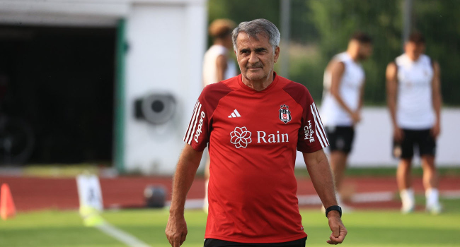 Şenol Güneş gençlerle bire bir ilgileniyor