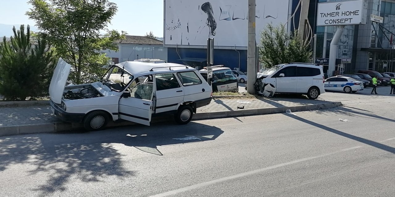 Trafik kazasında 2 kişi hayatını kaybetti