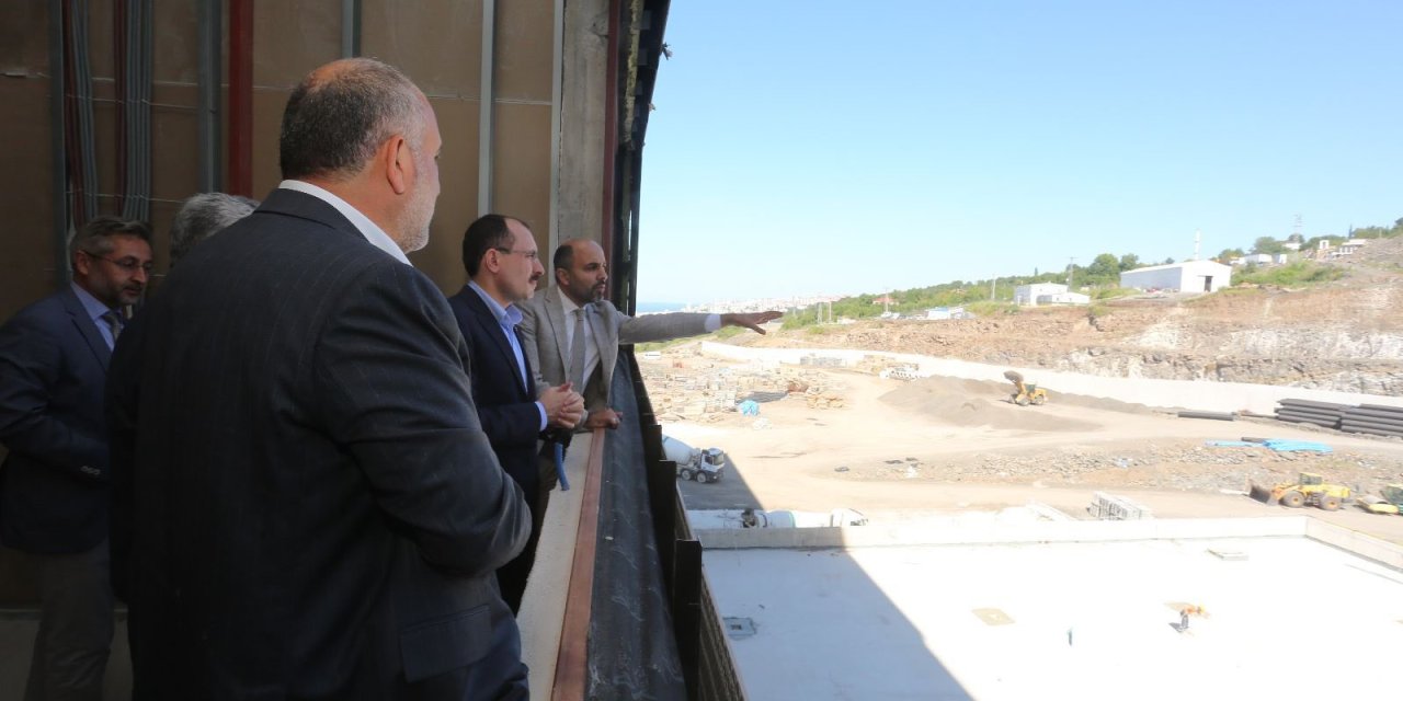 Samsun Şehir Hastanesinde incelemelerde bulundu