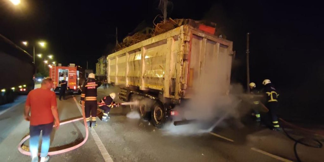 Seyir halindeki tırın lastiği alev aldı