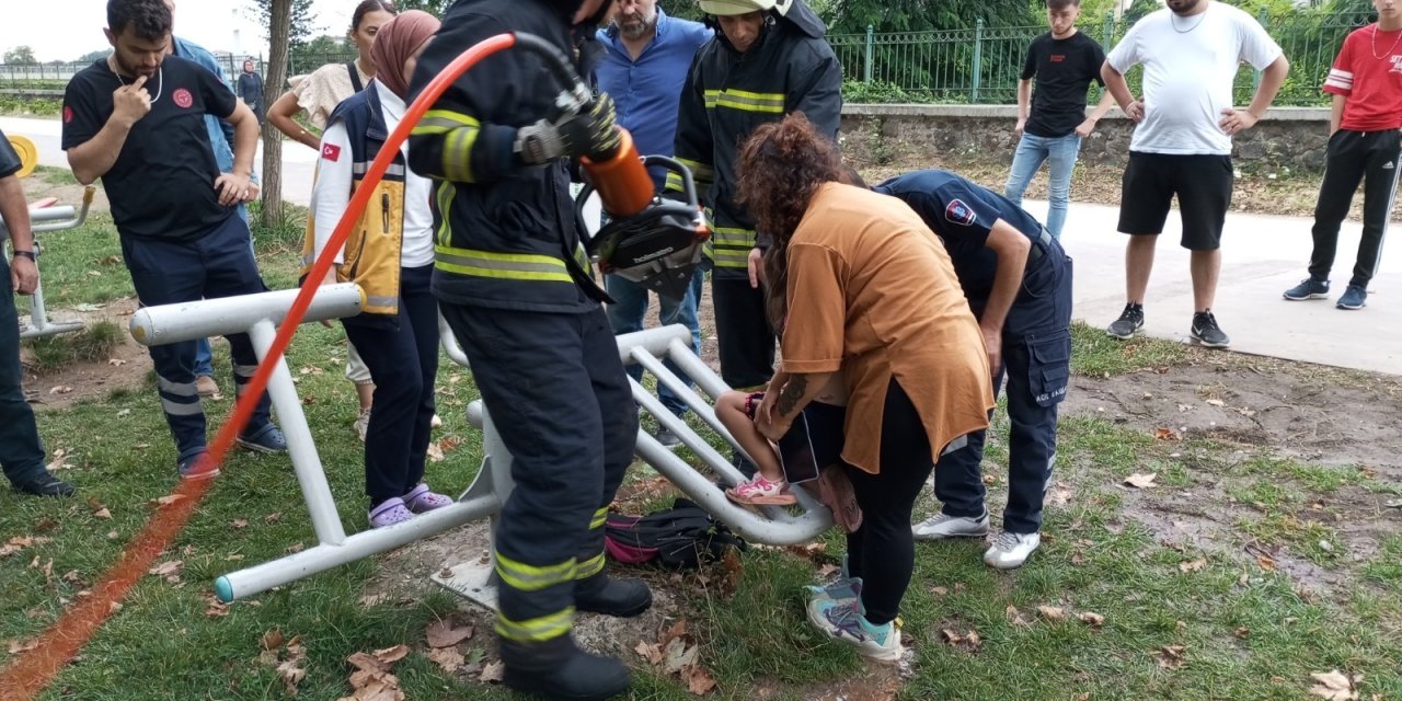 Bacağı sıkışan çocuğu itfaiye kurtardı