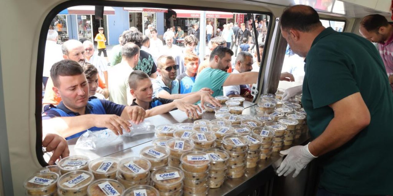 Canik'te vatandaşlara aşure dağıtıldı