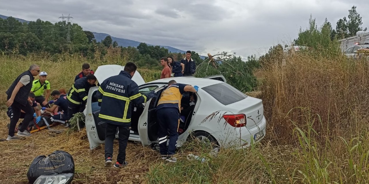 Devrilen otomobildeki 4 kişi yaralandı