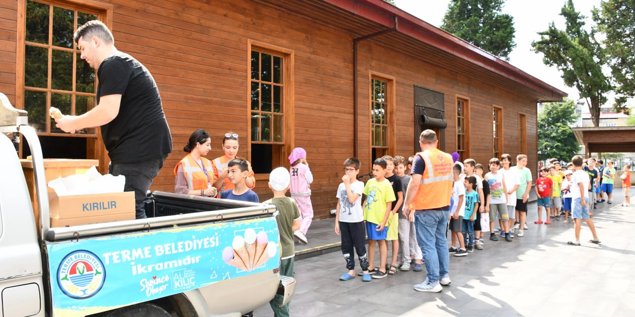 Terme Belediyesi'nden çocuklara dondurma ikramı
