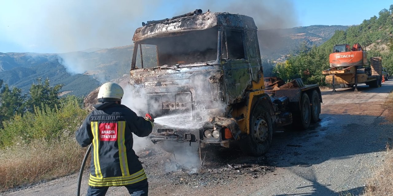 Alev alan tır kullanılamaz hale geldi