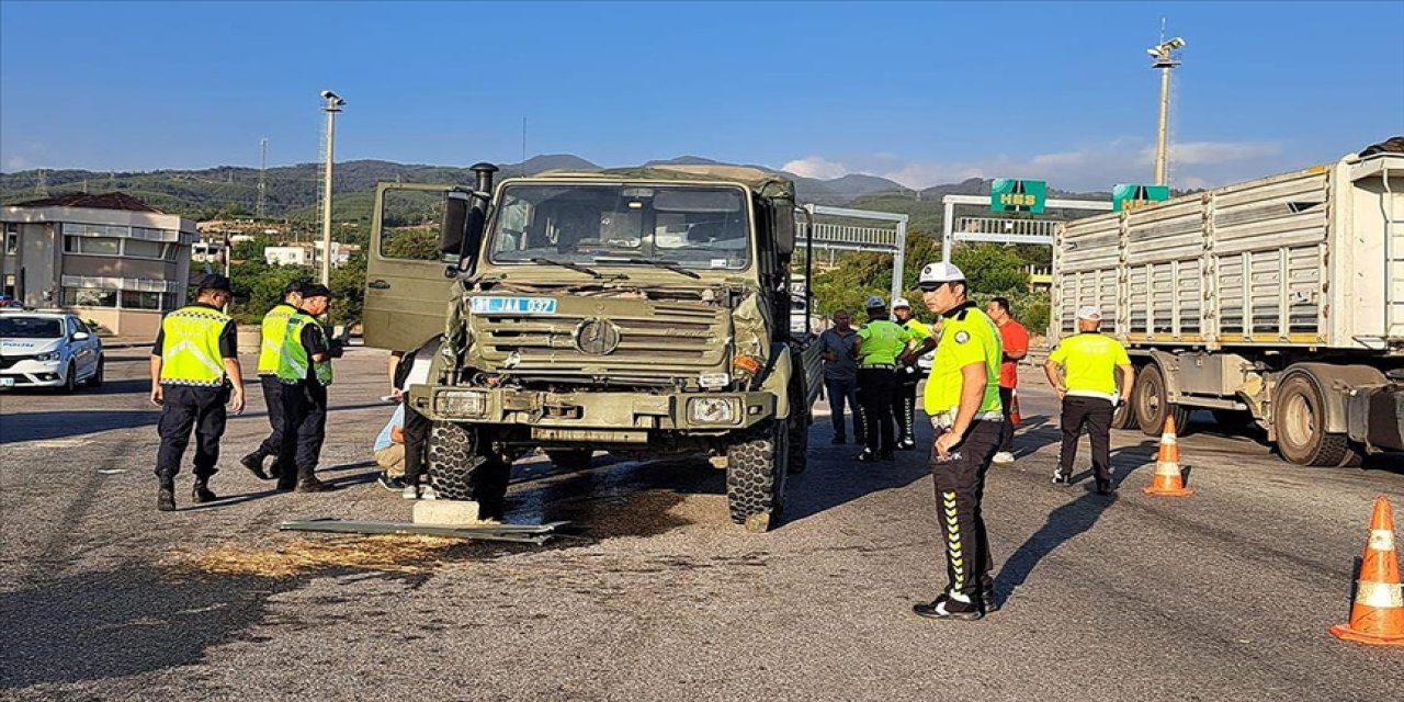 Trafik kazasında 10 asker yaralandı