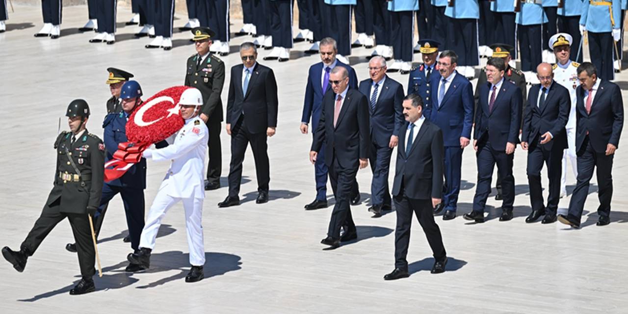 Cumhurbaşkanı Erdoğan, Anıtkabir Özel Defteri'ni imzaladı