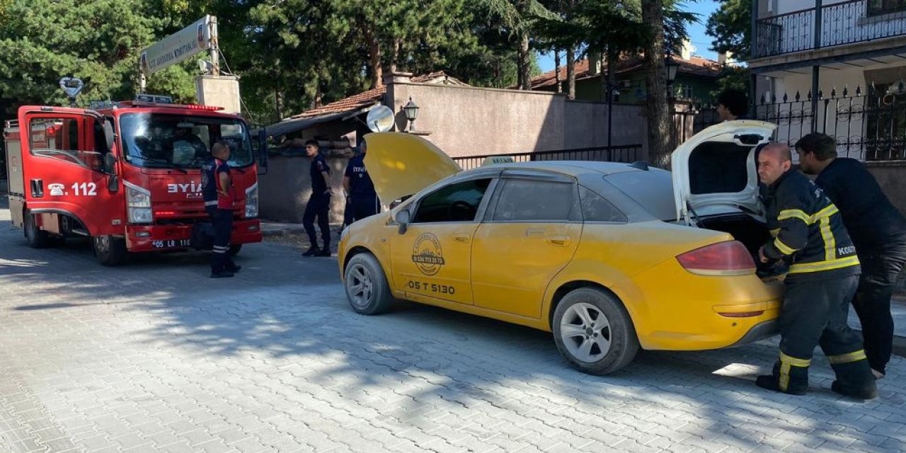 Seyir halindeki takside çıkan yangın söndürüldü