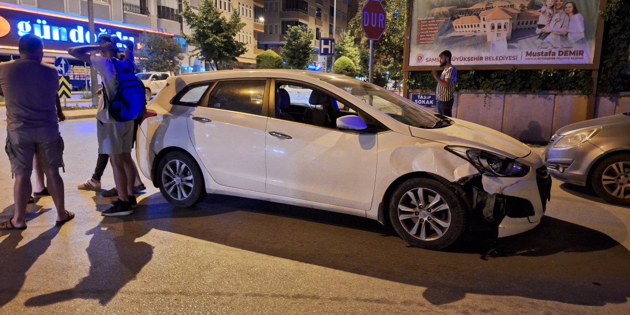 Otomobille çarpışan motosikletteki 2 kişi yaralandı