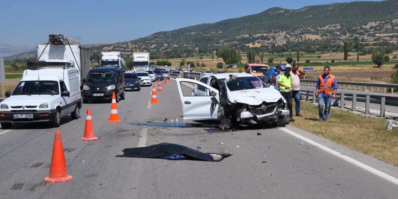 Refüje çarpan otomobildeki 1 kişi hayatını kaybetti