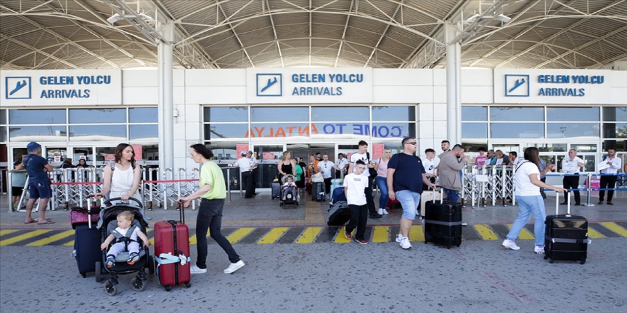 Uçak ve yolcu trafiğinde rekor kırıldı