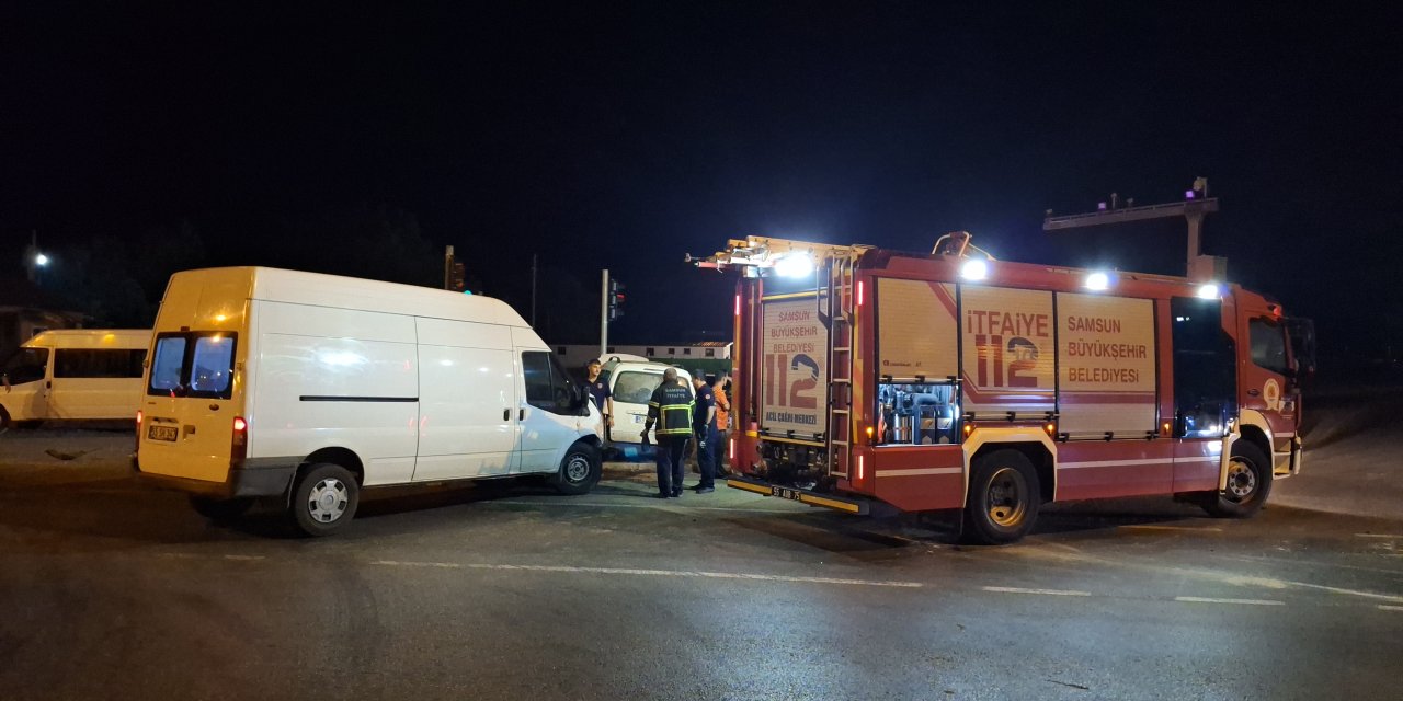 Samsun'da hafif ticari araçla kamyonet çarpıştı