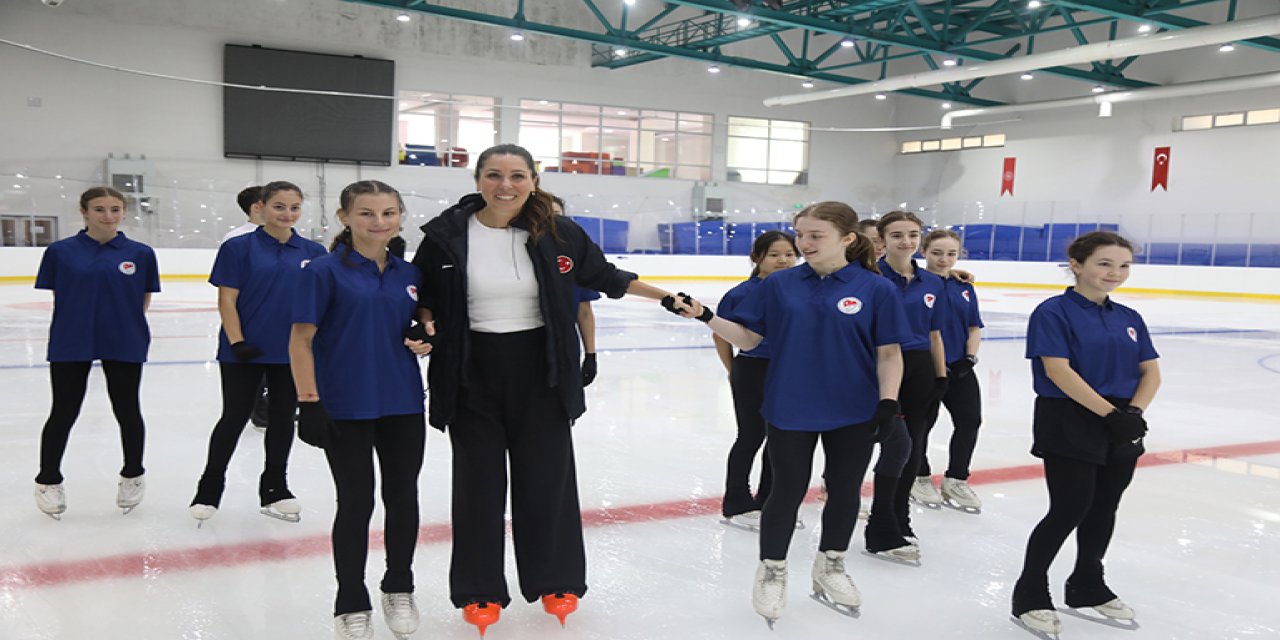 AK Partili Karaaslan milli sporcularla buz pateni yaptı