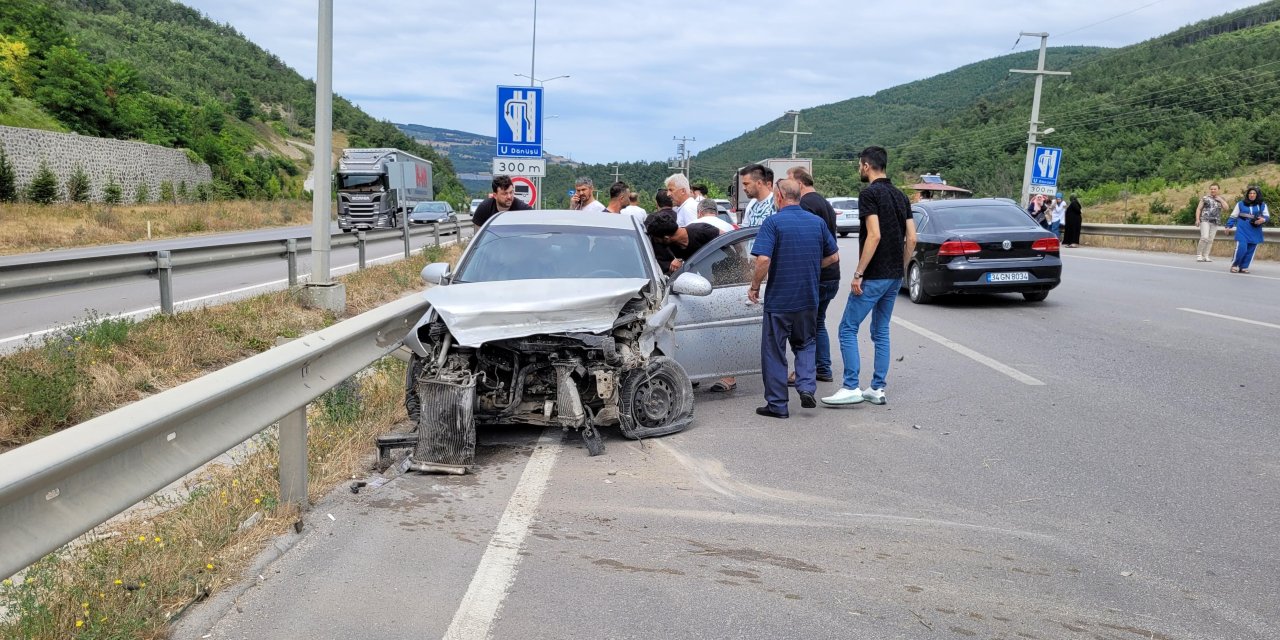 Bariyerlere çarpan otomobildeki 2 kişi yaralandı