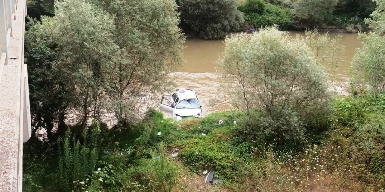 Yeşilırmak'a düşen otomobildeki 5 kişi yaralandı