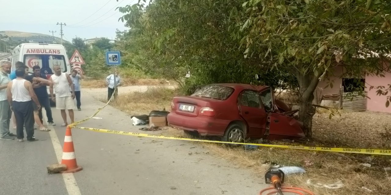 Trafik kazasında 2 kişi hayatını kaybetti 1 kişi yaralandı