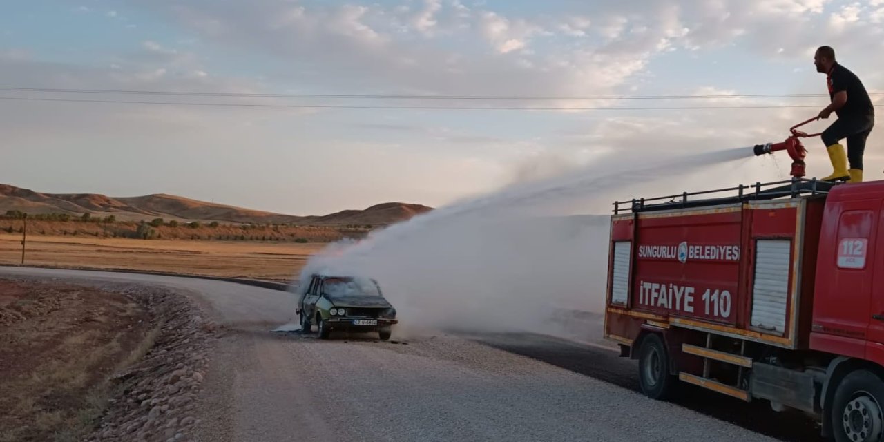 Yanan otomobil kullanılamaz hale geldi