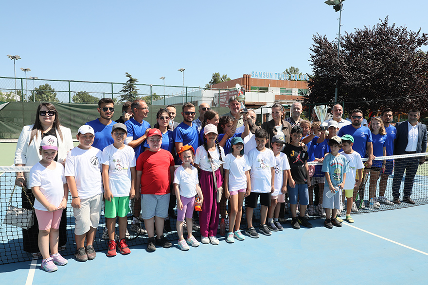 Samsun'da gençlerle tenis oynadı