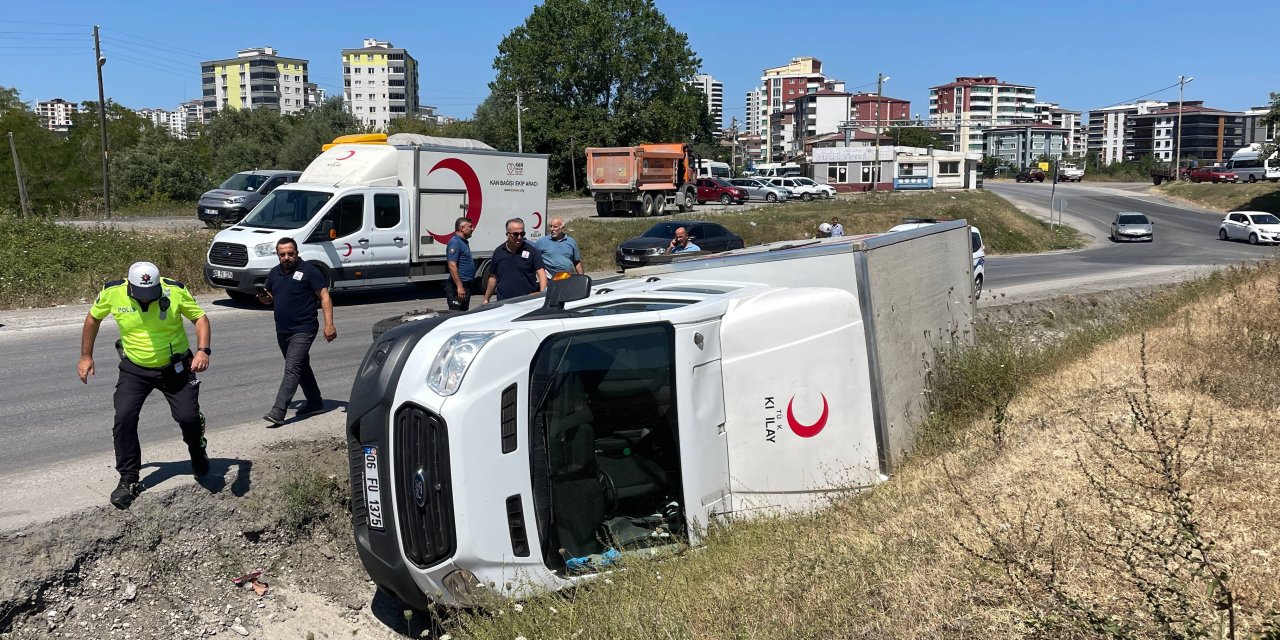 Türk Kızılay kan toplama aracı devrildi