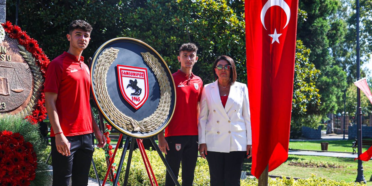 Samsunspor Onur Anıtı'na çelenk bıraktı