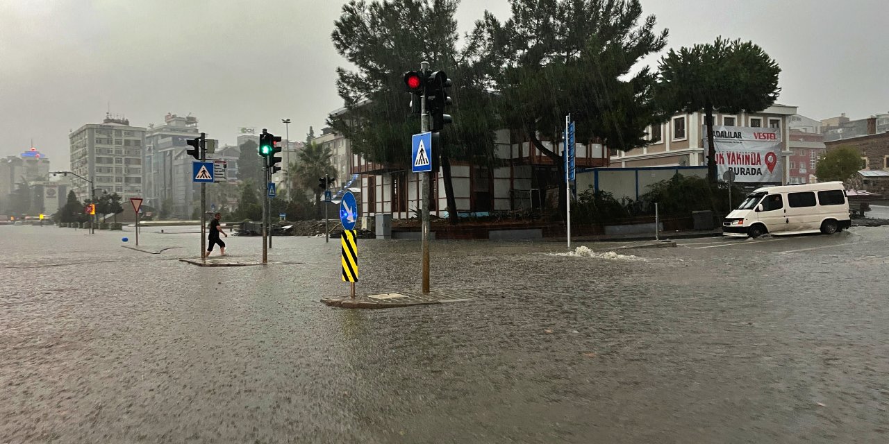 Samsun'da sağanak yağış etkili oluyor