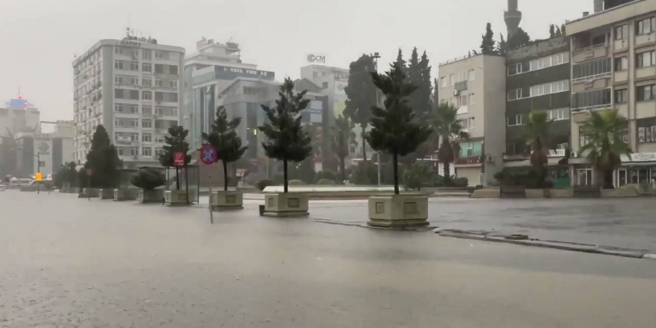 Samsun'da sağanak yağış etkisini sürdürüyor