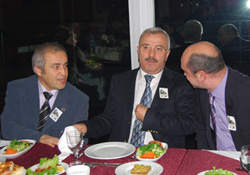 Muhabirler birbirleriyle yarıştı