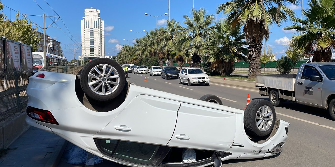 Devrilen otomobilin sürücüsü yaralandı