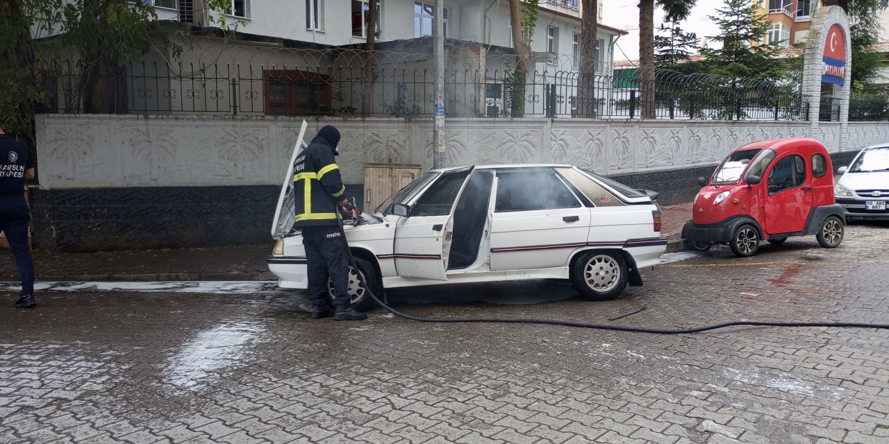 Park halindeki otomobildeki yangın hasara yol açtı