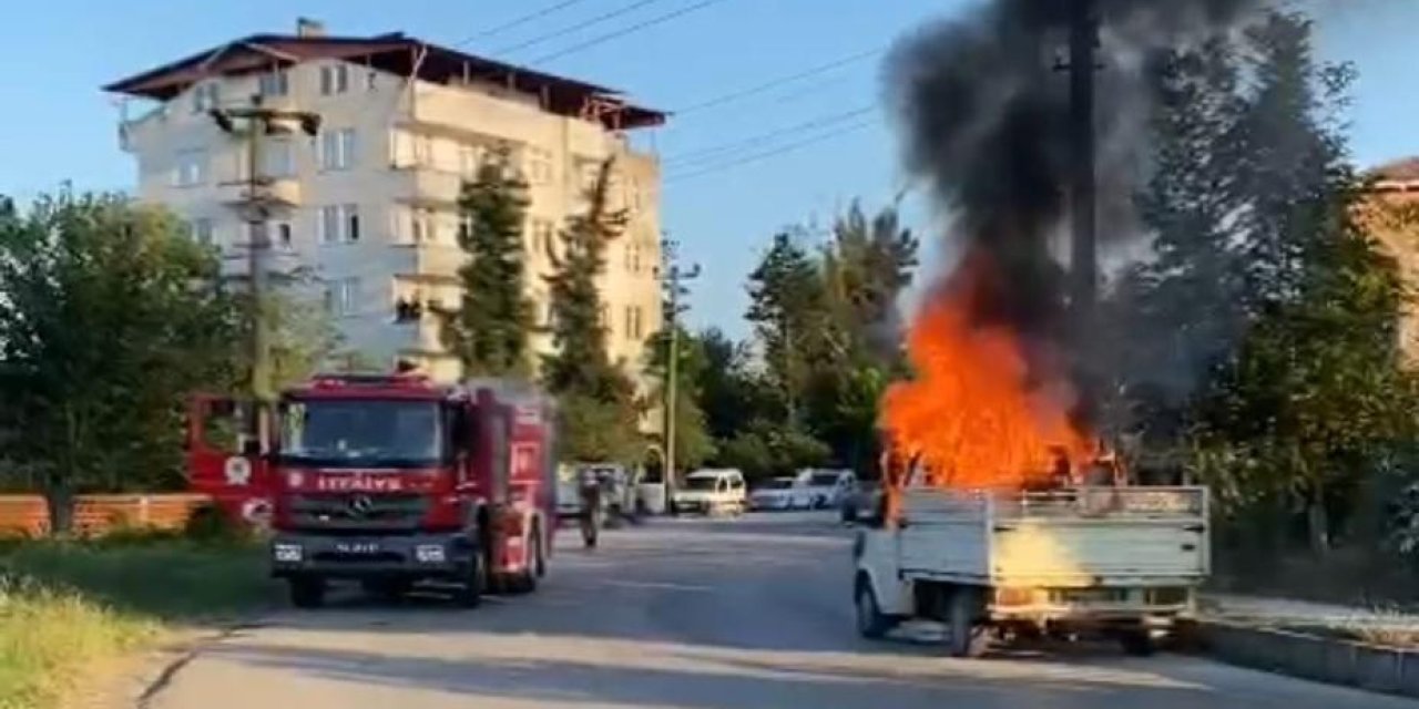 Seyir halindeki kamyonet yandı