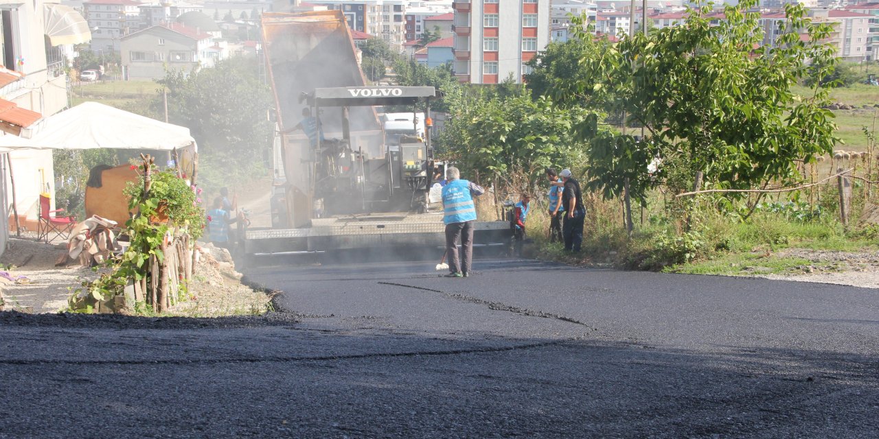 Tekkeköy’de sıcak asfalt çalışmaları sürüyor