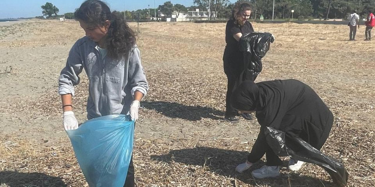 Alaçam'da öğrenciler çevre temizliği yaptı