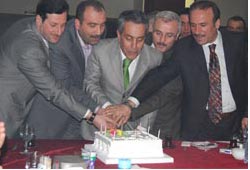 Başbakan'ın pastasını kestiler