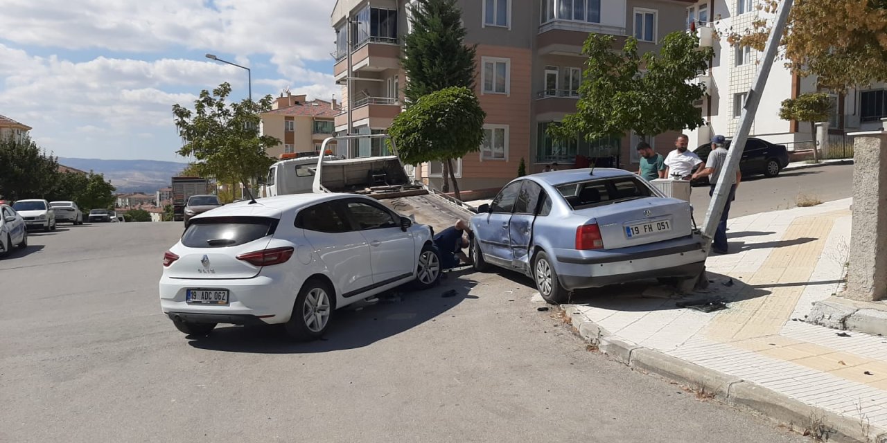 Çarpışan iki otomobilin sürücüleri yaralandı