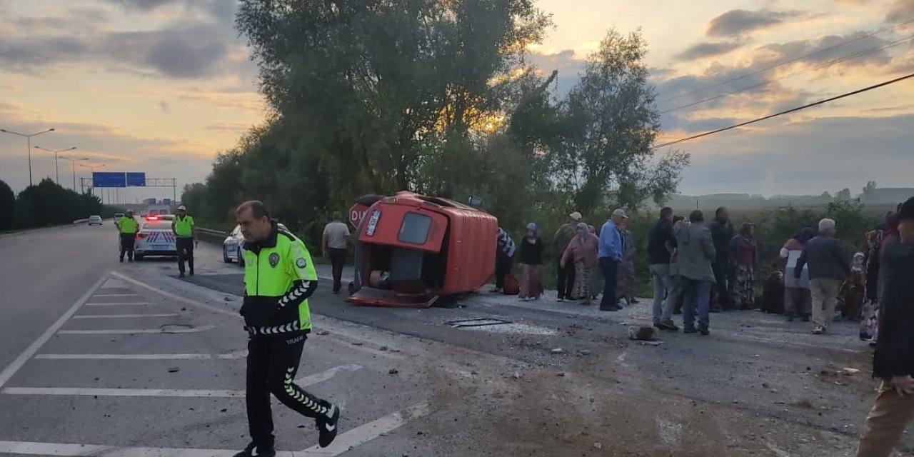 Lastiği patlayan minibüs devrildi: 15 kişi yaralandı