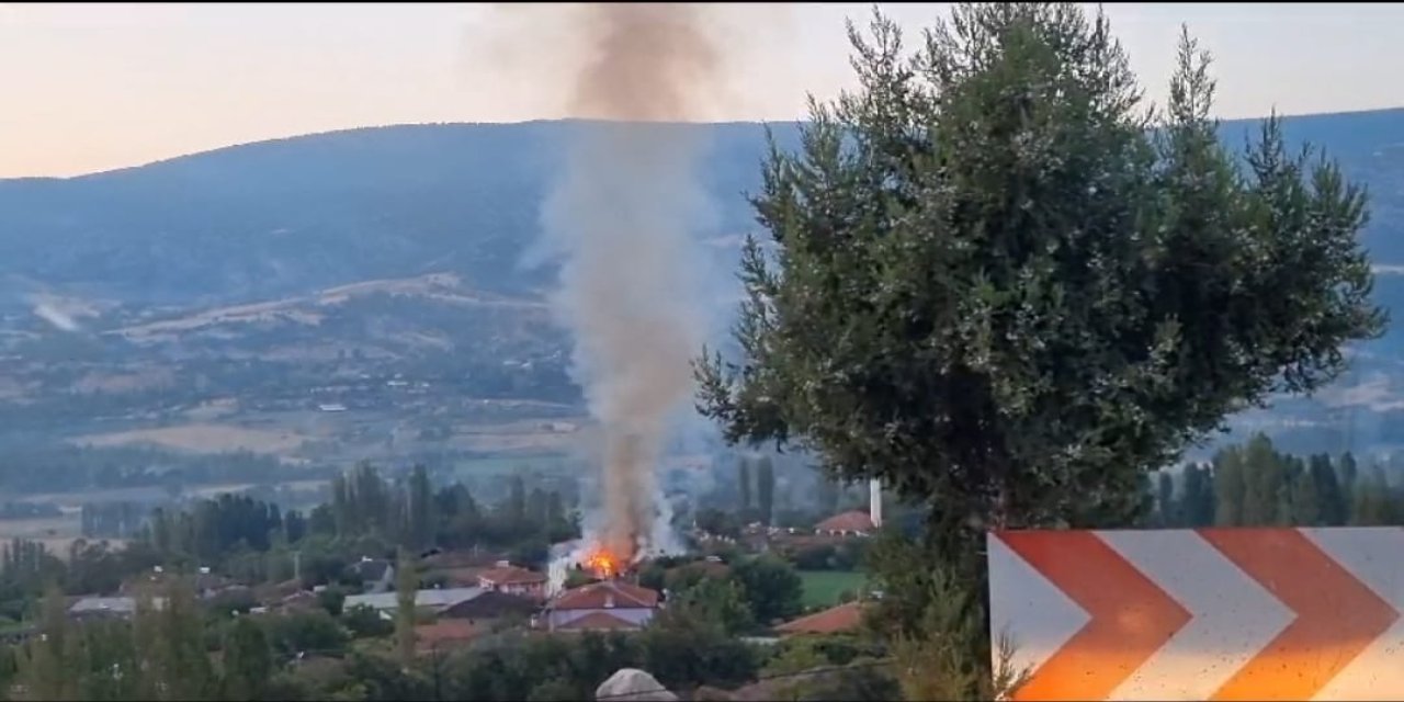 Yangında 2 ev, samanlık ve ahır zarar gördü