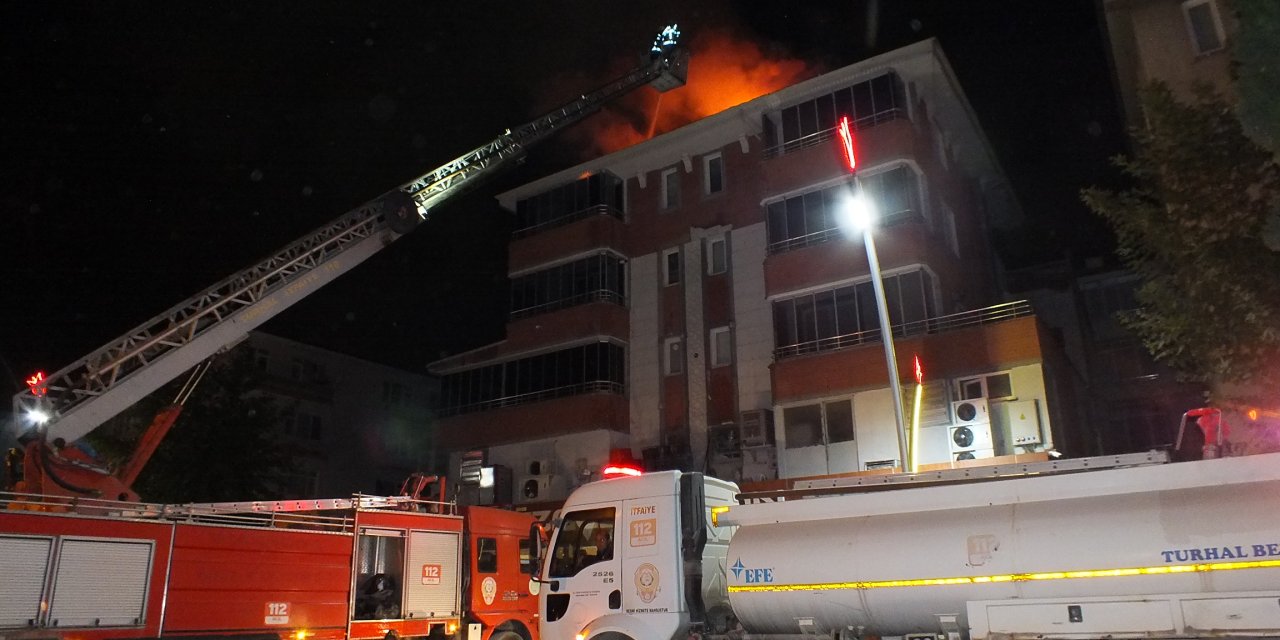 Apartmanın çatısında çıkan yangın söndürüldü