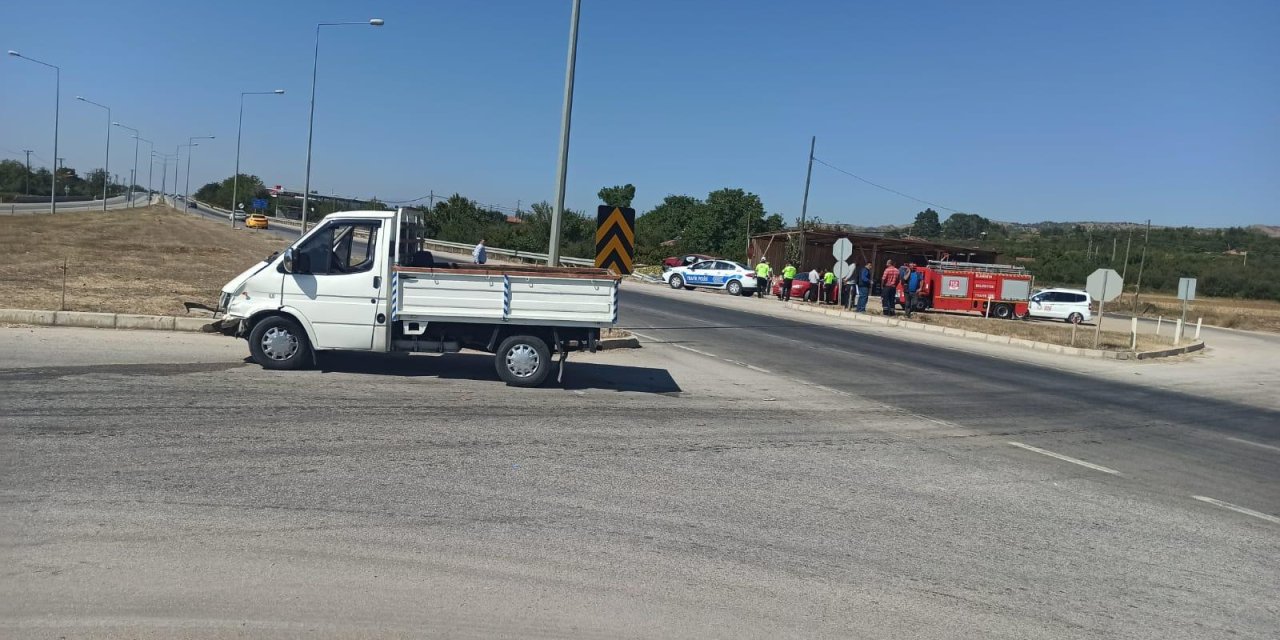 Kamyonetle çarpışan otomobildeki 3 kişi yaralandı