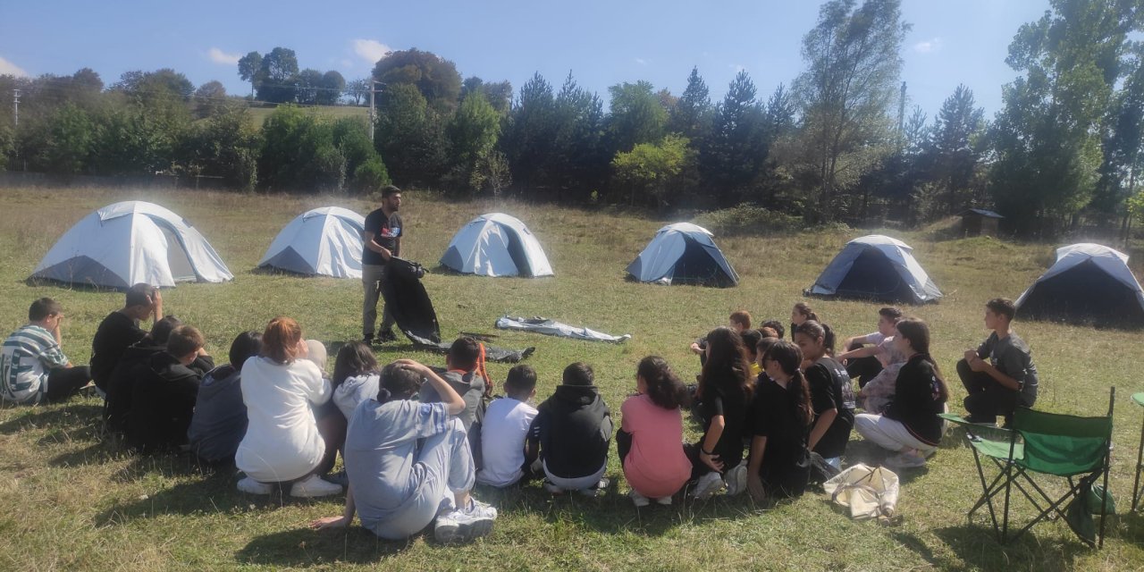 Yatılı öğrenciler okul bahçesinde kamp yaptı