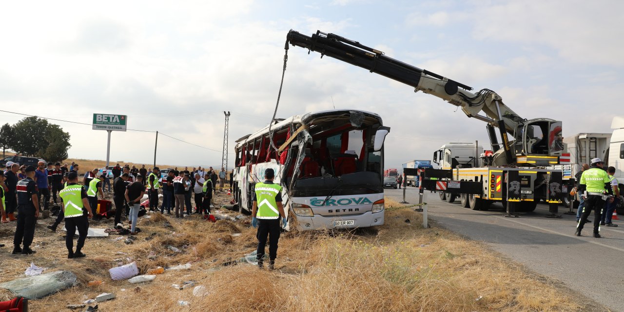 Devrilen yolcu otobüsündeki 6 kişi öldü, 35 kişi yaralandı