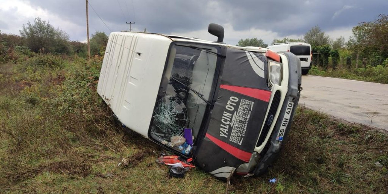 Çarşamba'da minibüs devrildi: 3 yaralı