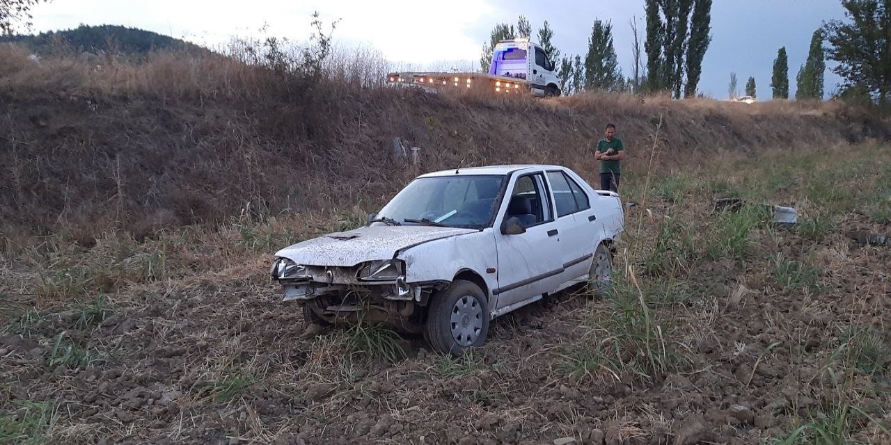 Tarlaya düşen otomobildeki 3 kişi yaralandı