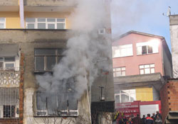 Bacadan düşen kılcım evi yaktı