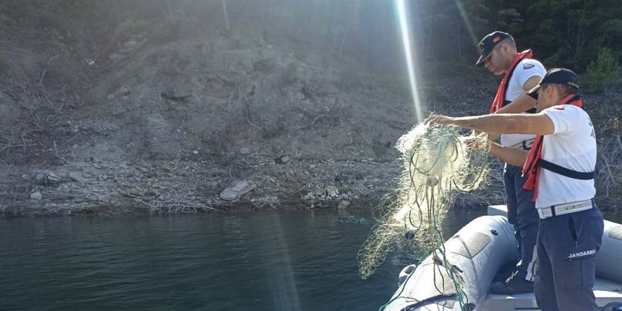 Sahipsiz ağa takılan balıklar göle bırakıldı